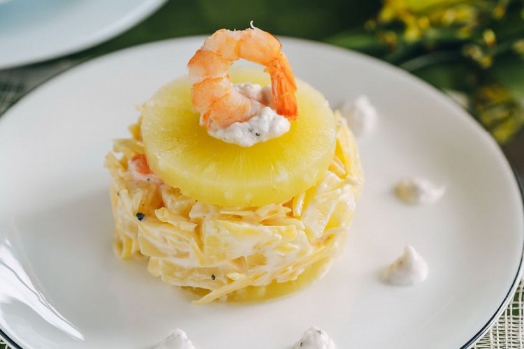 Ensalada de queso, piña y camarones