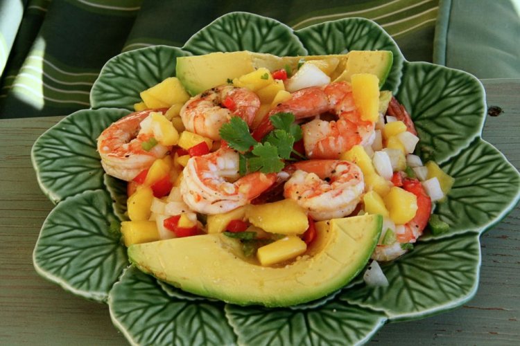 Ensalada de camarones, aguacate, piña y melón