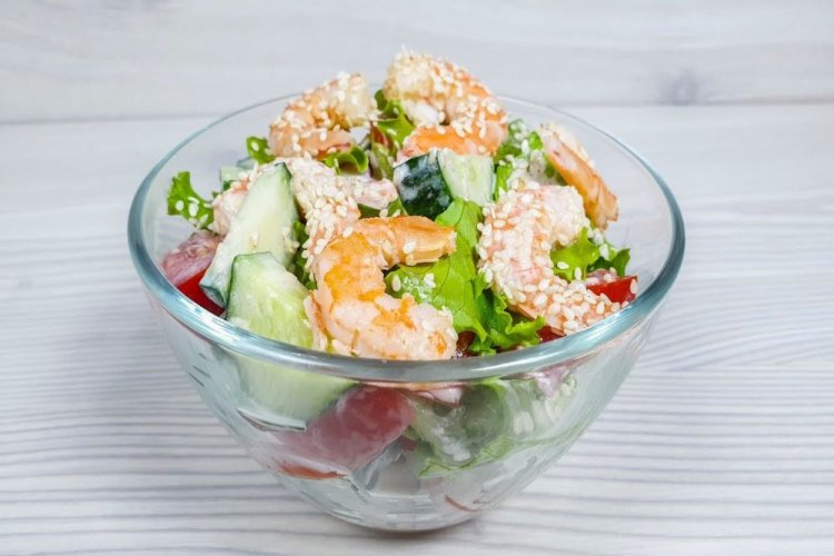 Ensalada de verduras, piña y camarones
