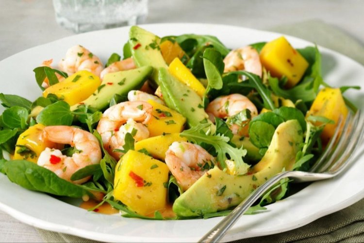 Ensalada fresca con aguacate, piña, camarones y hierbas