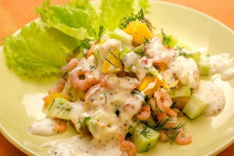 Ensalada de camarones, pepinos, piña y aderezo original
