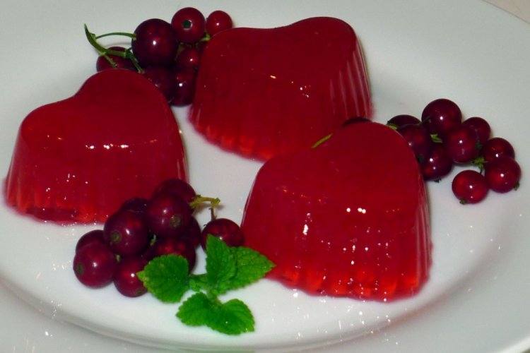 Gelatina de grosella roja con gelatina en moldes