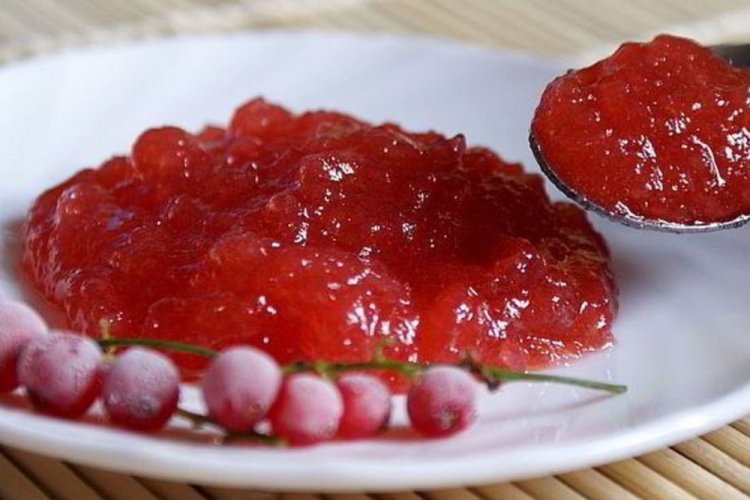 Gelatina de grosella roja y manzanas con gelatina