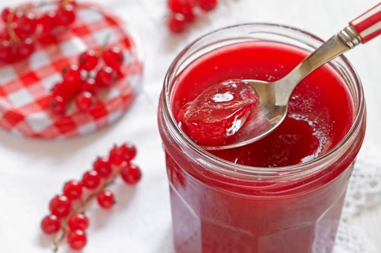 Gelatina de grosella roja con gelatina para el invierno