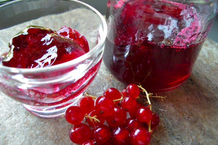 Gelatina de grosella roja con gelatina sin azúcar