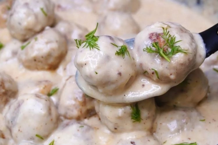 Frikadellen in Sahnesauce in der Pfanne