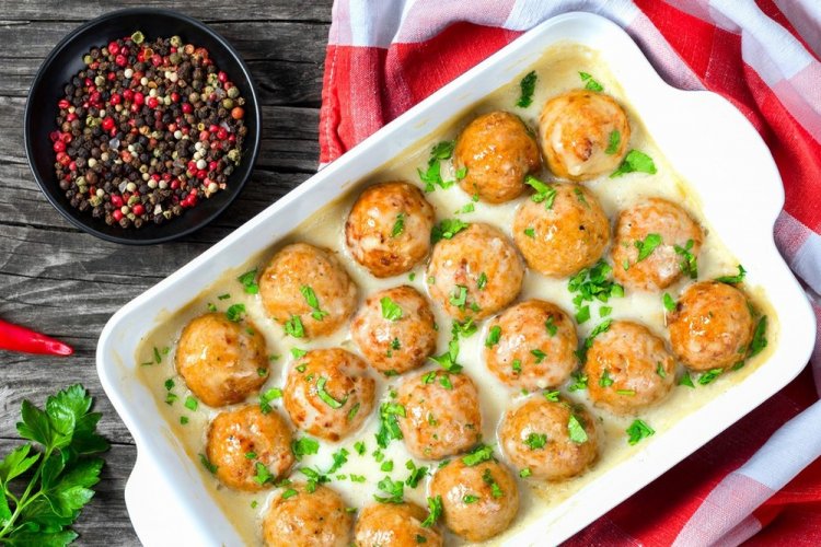 Putenfrikadellen in Sahnesauce