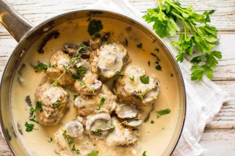 Frikadellen mit Pilzen in Sahnesauce