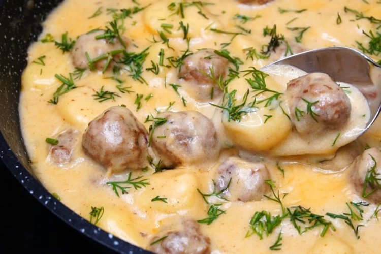 Frikadellen mit Kartoffeln in Sahnesauce