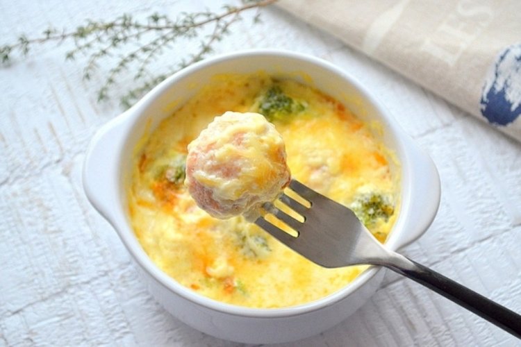 Frikadellen mit Brokkoli in Sahnesauce