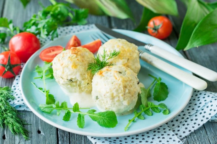Frikadellen mit Reis in Sahnesauce