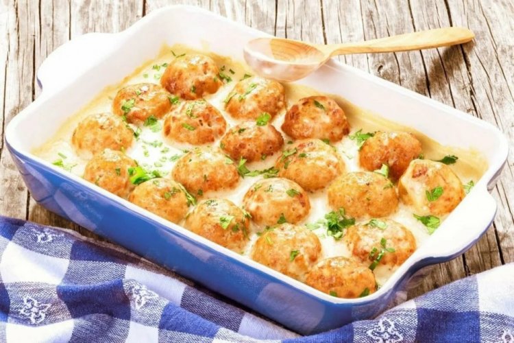 Frikadellen in Sahnesauce im Ofen