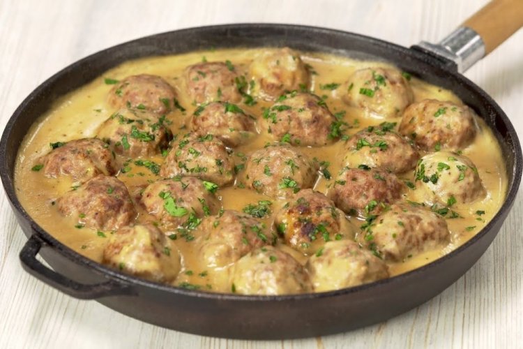 Frikadellen in Sahnesauce mit Milch