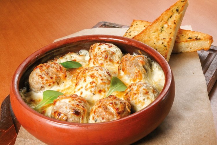 Frikadellen in Sahnesauce mit Käse
