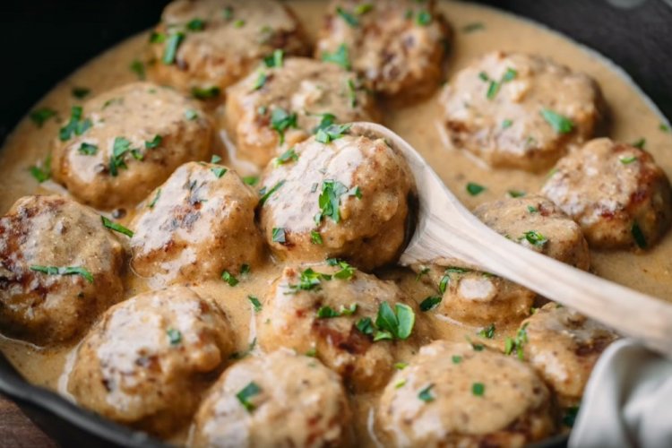 Frikadellen in Sahnesauce mit Senf