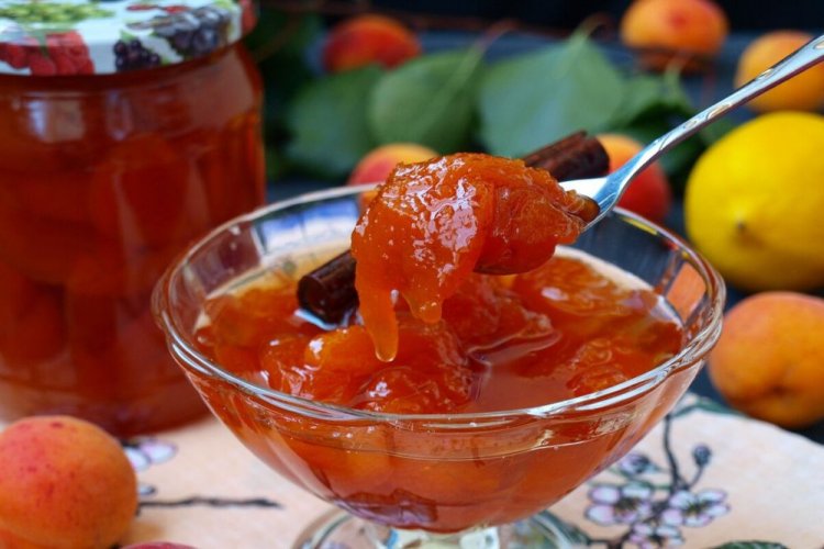 Mermelada de albaricoque con limón y canela