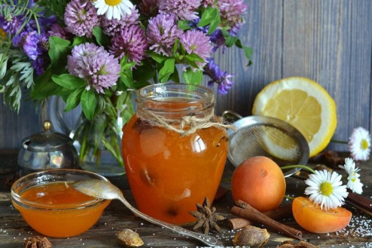 Mermelada de albaricoque con especias y zumo de limón