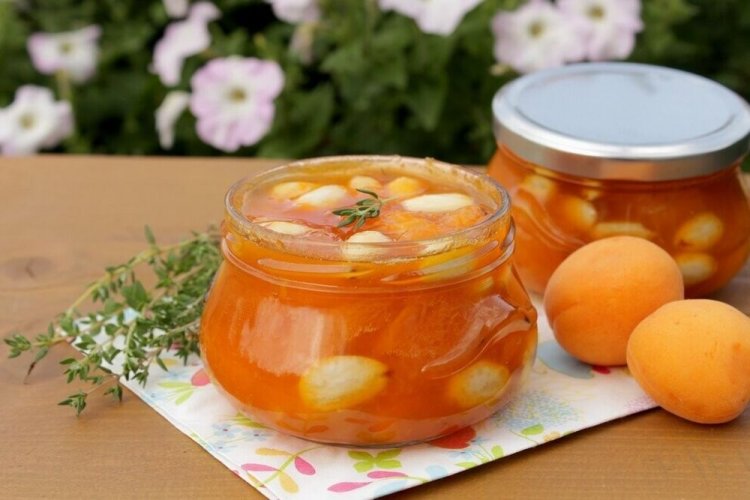 Mermelada de albaricoque con almendras