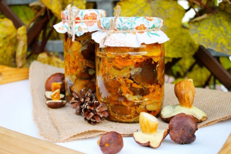 Champiñones encurtidos con verduras para el invierno