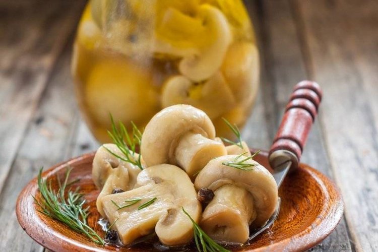 Champiñones encurtidos al estilo caliente