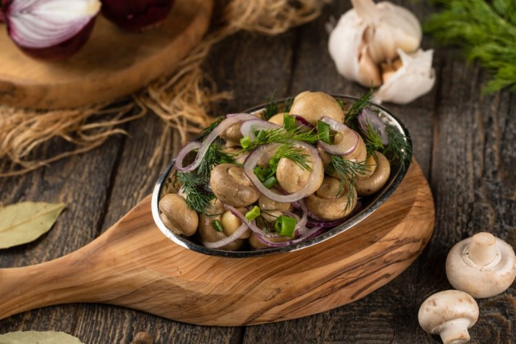 Champiñones encurtidos con cebolla para el invierno