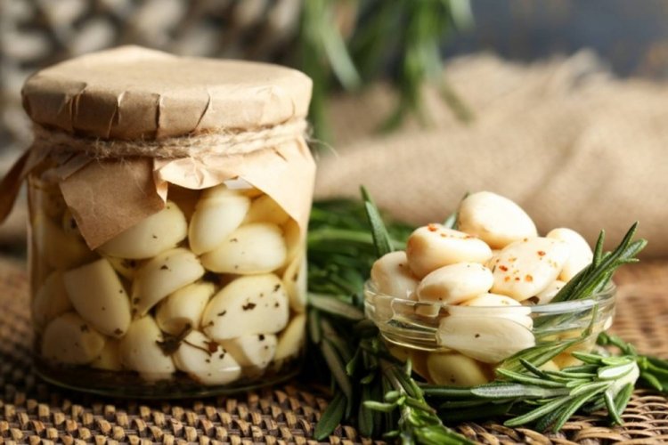 Eingelegter Knoblauch mit Essig