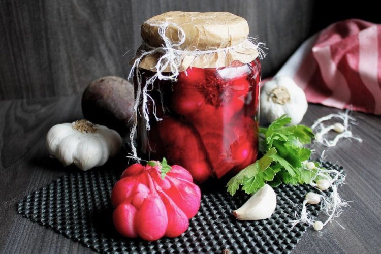 Eingelegter Knoblauch mit Roter Bete