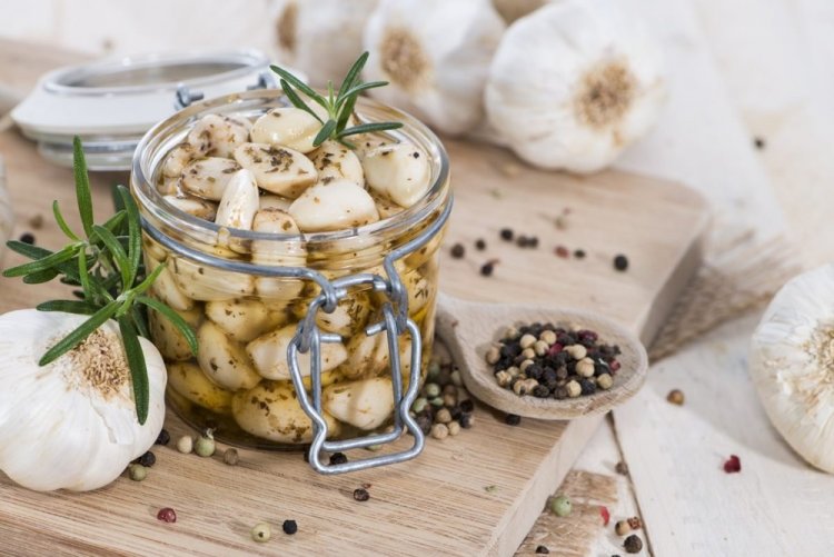 Eingelegter Knoblauch in Öl