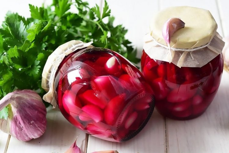 Rosa eingelegter Knoblauch