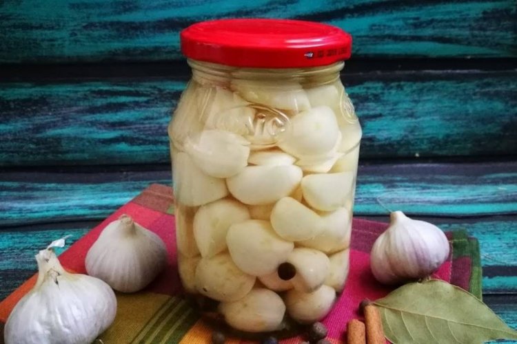 Eingelegter Knoblauch nach kalter Methode