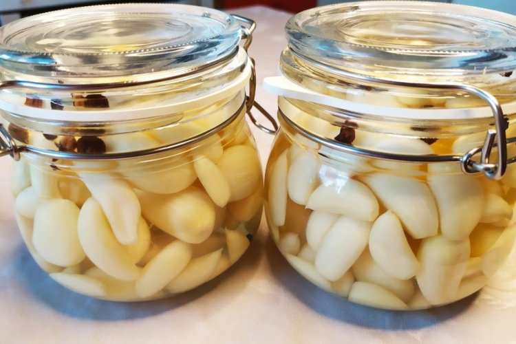 Süßer eingelegter Knoblauch für den Winter