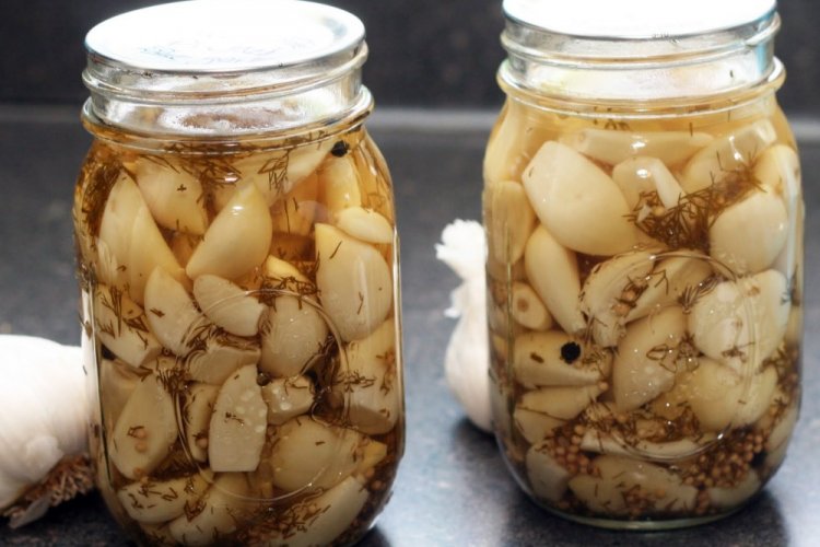 Würziger eingelegter Knoblauch
