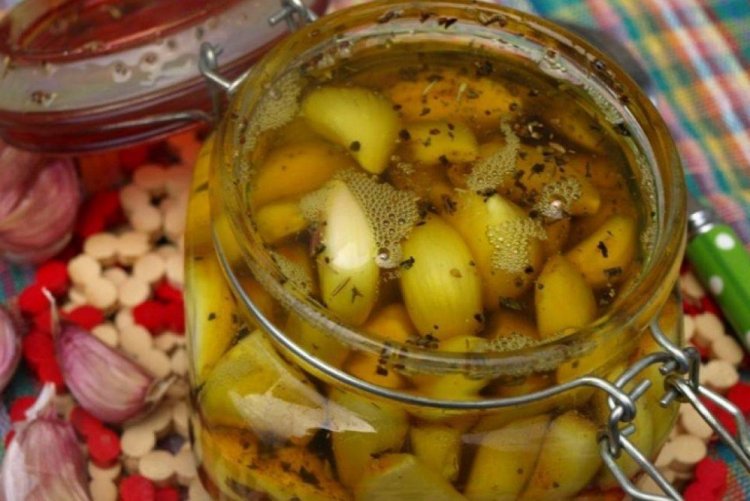 Eingelegter Knoblauch mit Chmeli Suneli