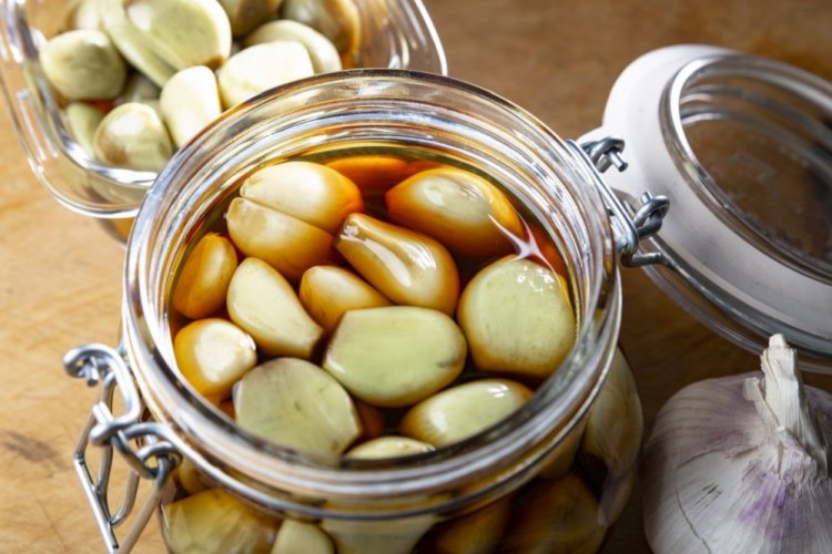 Eingelegter Knoblauch in Sojasauce
