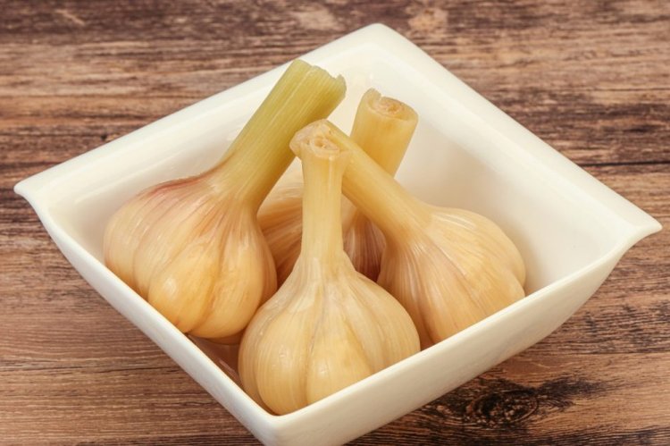 Eingelegter junger Knoblauch für den Winter