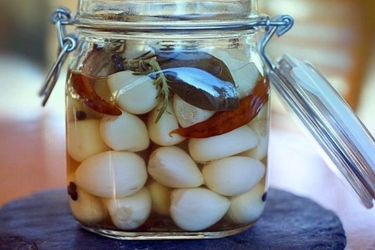 Scharfer eingelegter Knoblauch für den Winter