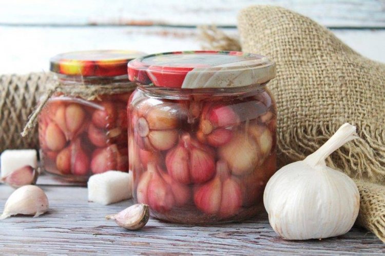 Ganzer eingelegter Knoblauch