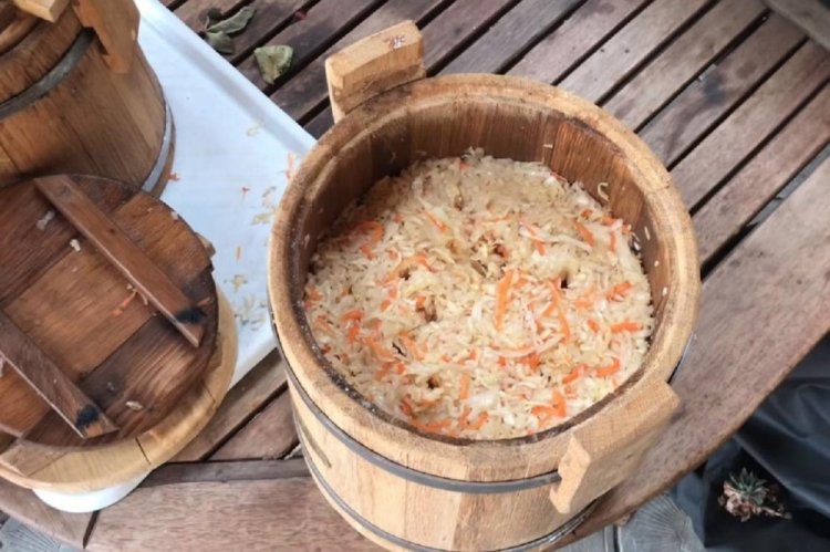 Sauerkraut im Fass