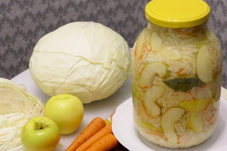 Kohl mit Äpfeln für den Winter