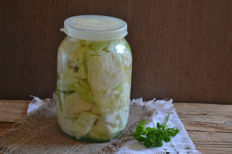 Eingelegter Kohl mit Knoblauch
