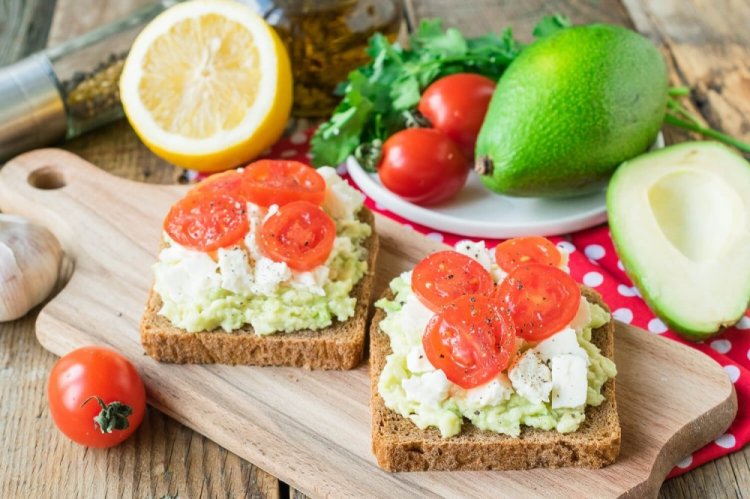 Sandwiches mit Avocado, Tomaten und Frischkäse