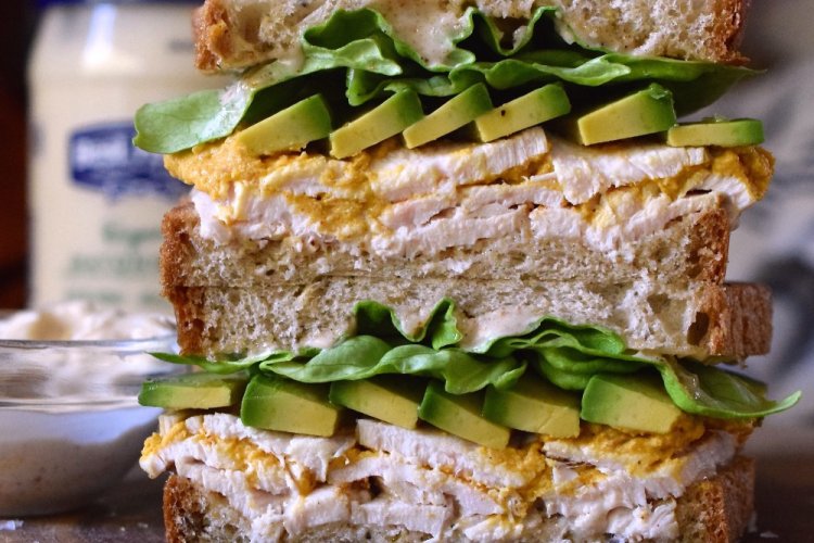 Sandwiches mit Hähnchen, Avocado und Frischkäse