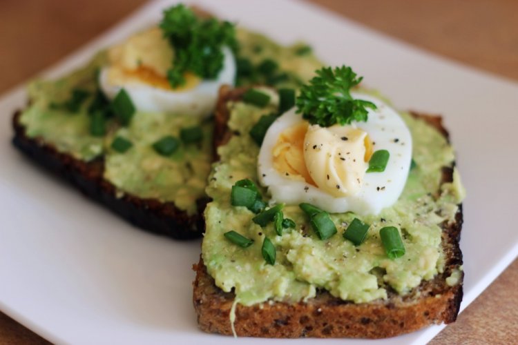 Sandwiches mit Avocado, Ei und Frischkäse