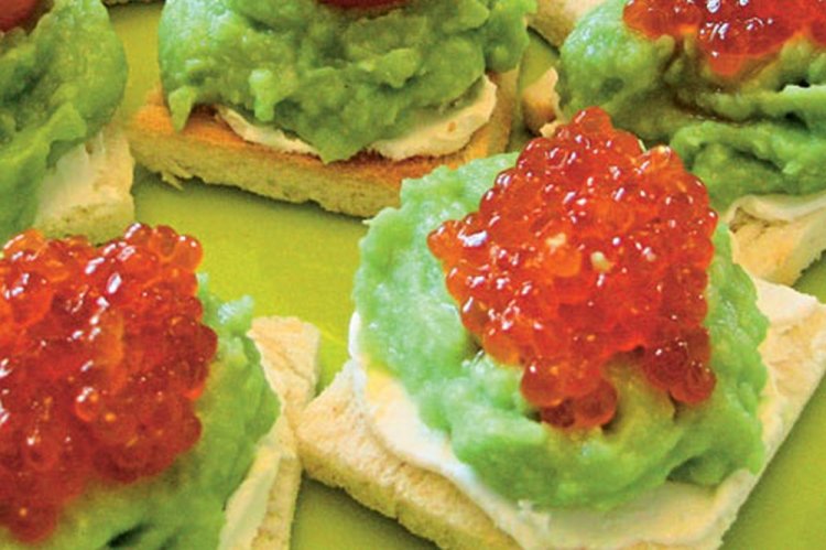 Sandwiches mit rotem Kaviar, Avocado und Frischkäse