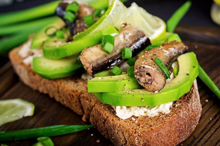 Sandwiches mit Avocado, Sprotten und Frischkäse