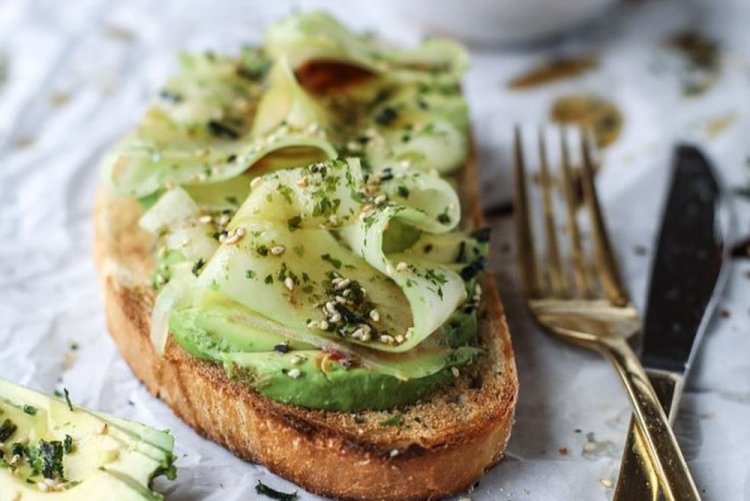 Sandwiches mit Gurken, Avocado und Frischkäse