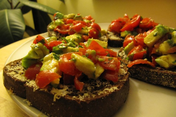 Sandwiches mit Frischkäse, Avocado und Kräutern