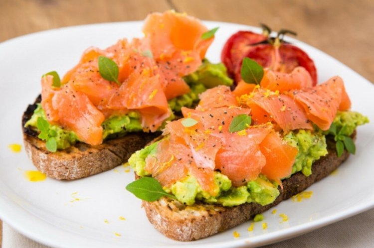 Sandwiches mit Lachs, Avocado und Frischkäse