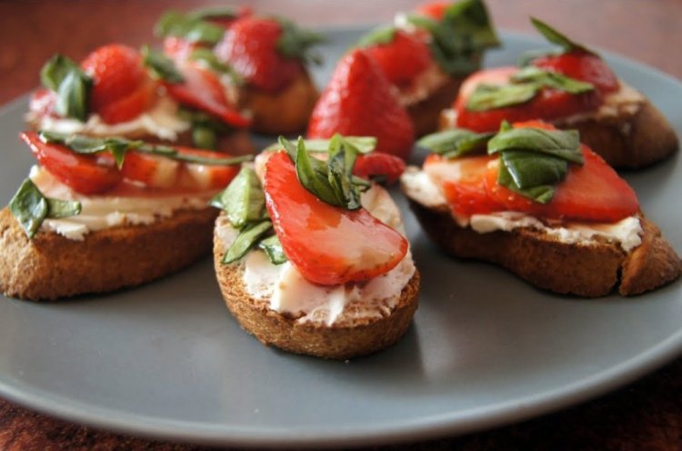 Sandwiches mit Frischkäse, Avocado und Erdbeeren