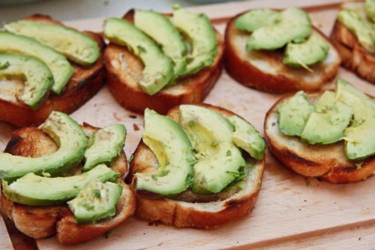 Sandwiches mit Avocado, Frischkäse und Banane